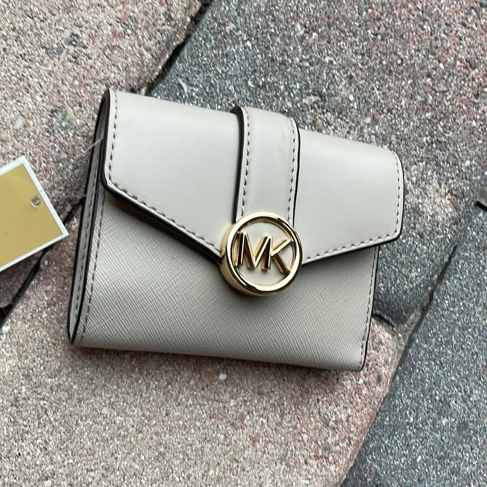 MICHAEL KORS CARMEN MEDIUM LOGO AND FAUX LEATHER WALLET LIGHT SAND